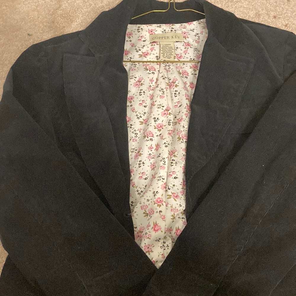 It’s a vintage jacket with flower print on the inside💋